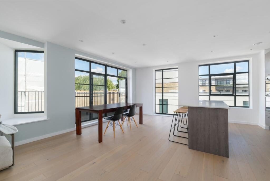 3 bed Apartment for rent in Stepney. From Hamptons Lettings - City
