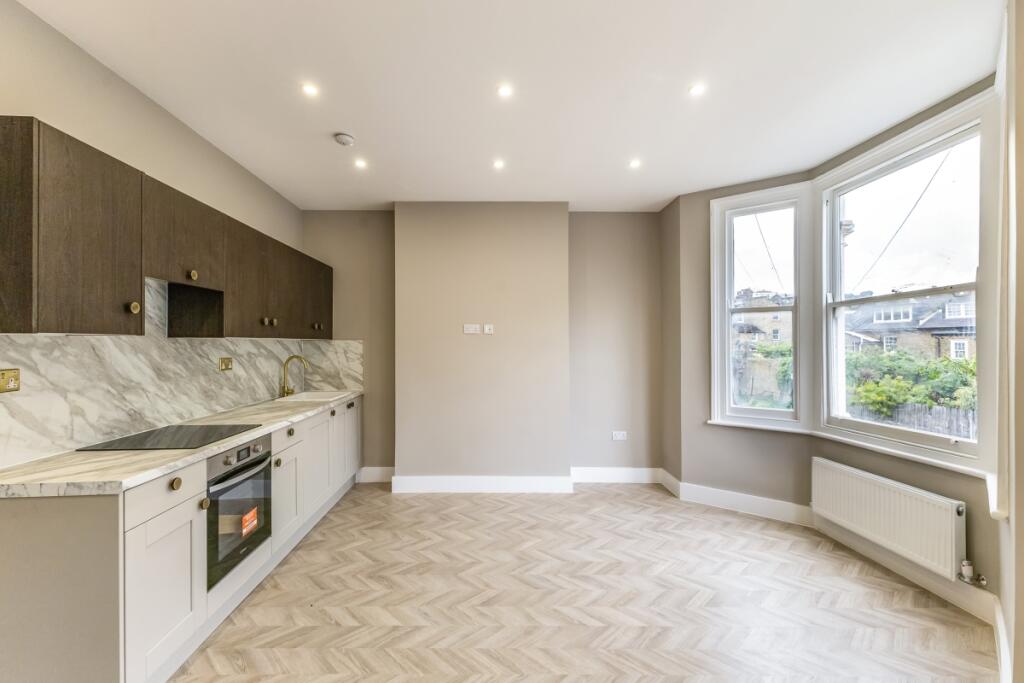 3 bed 1st Floor Flat for rent in Clapham. From Hamptons - Dulwich