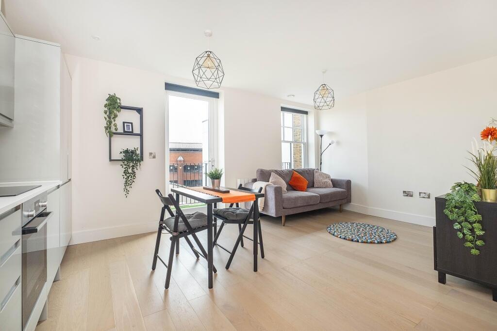 2 bed 1st Floor Flat for rent in Acton. From Hamptons - Ealing