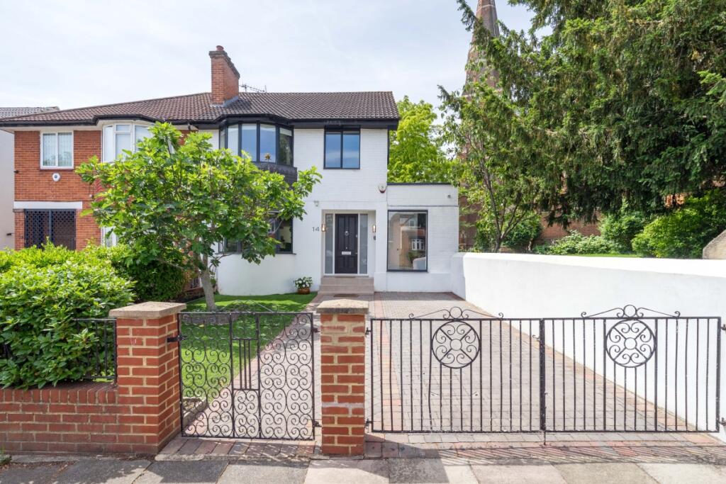 4 bed 1st Floor Flat for rent in Acton. From Hamptons - Ealing
