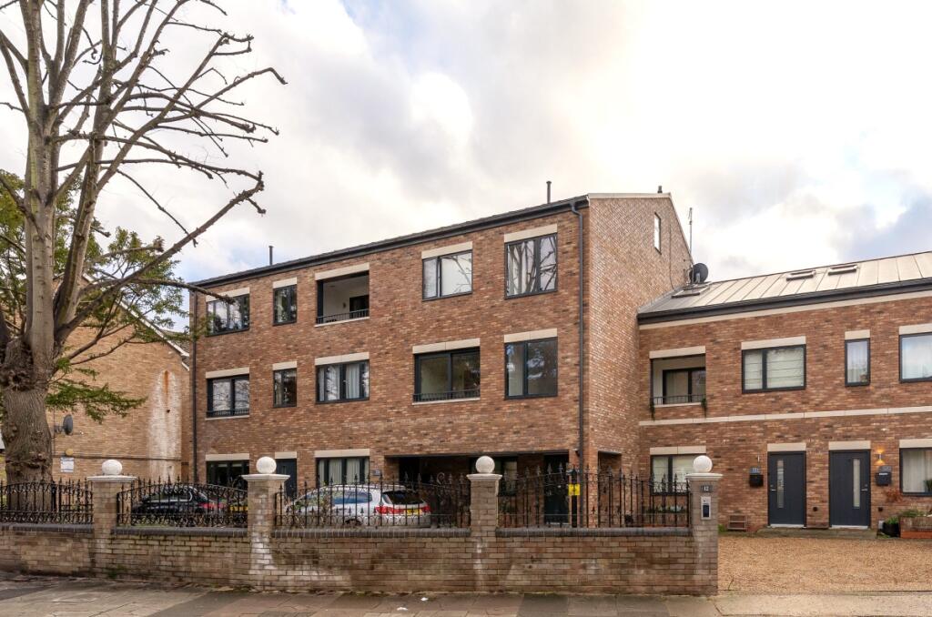 3 bed 1st Floor Flat for rent in Greenford. From Hamptons - Ealing