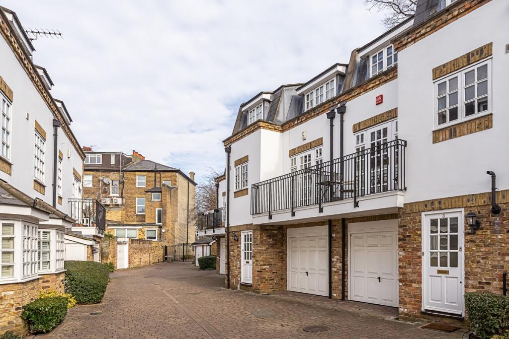 2 bed Mews for rent in Acton. From Hamptons - Ealing