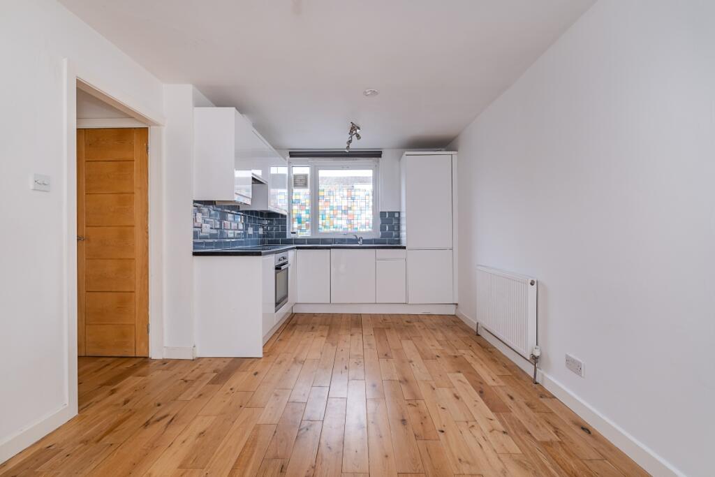 2 bed 1st Floor Flat for rent in Wandsworth. From Hamptons - Earlsfield & Southfields