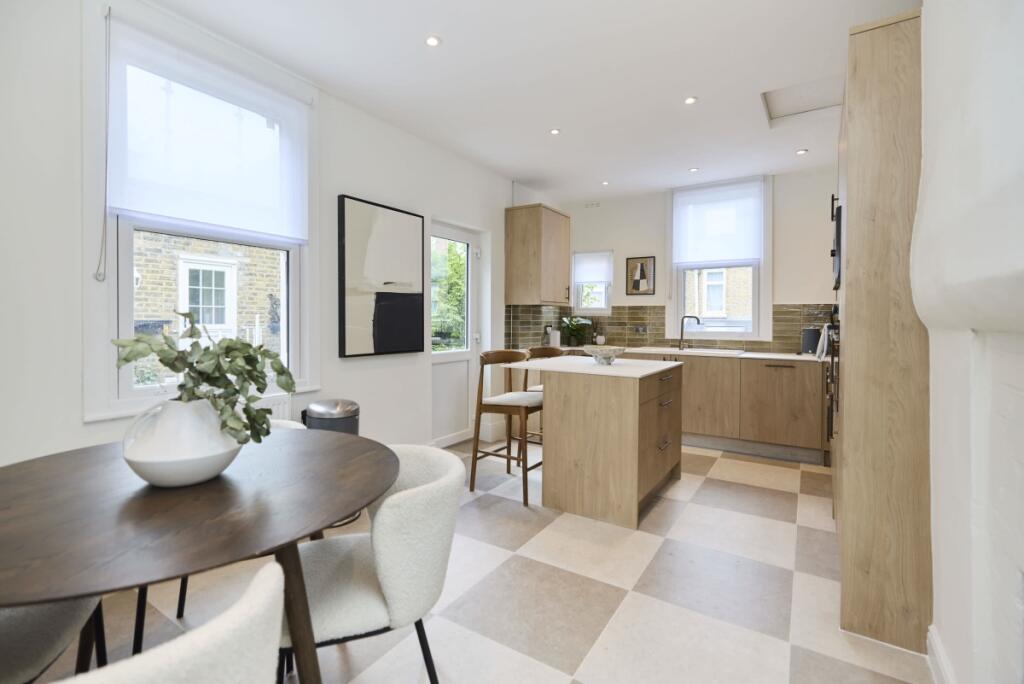 2 bed 1st Floor Flat for rent in Wandsworth. From Hamptons - Earlsfield & Southfields