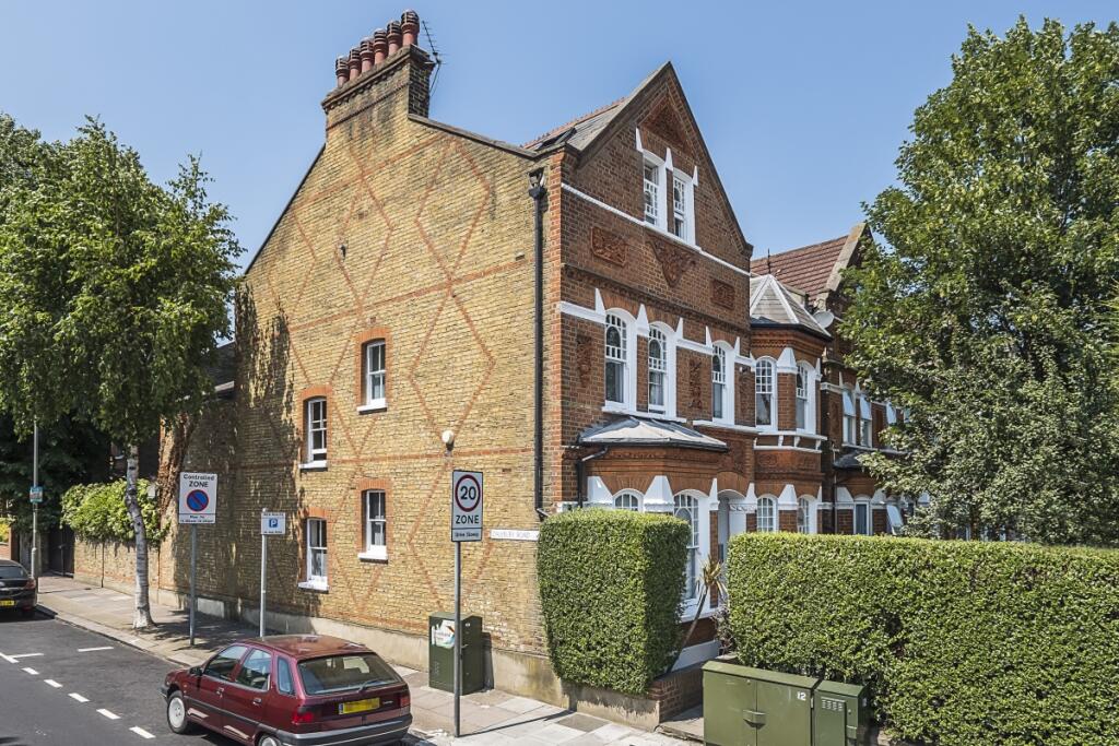 1 bed 1st Floor Flat for rent in Streatham. From Hamptons - Earlsfield & Southfields
