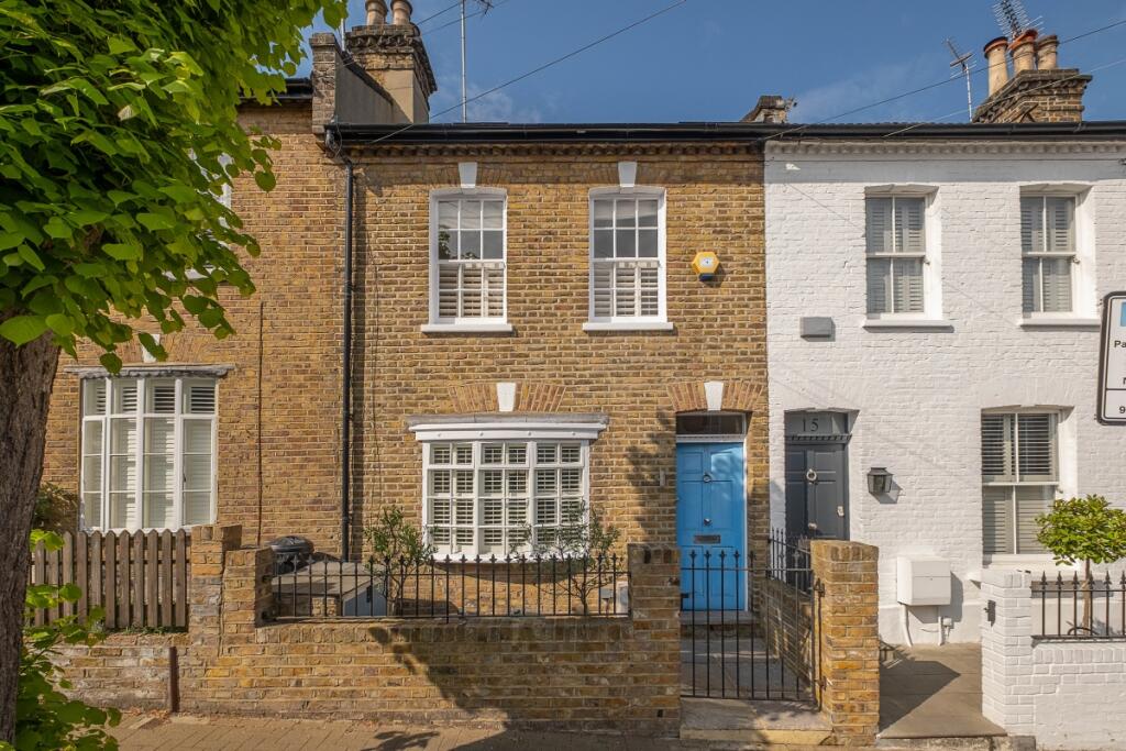 2 bed Cottage for rent in Wandsworth. From Hamptons - Earlsfield & Southfields