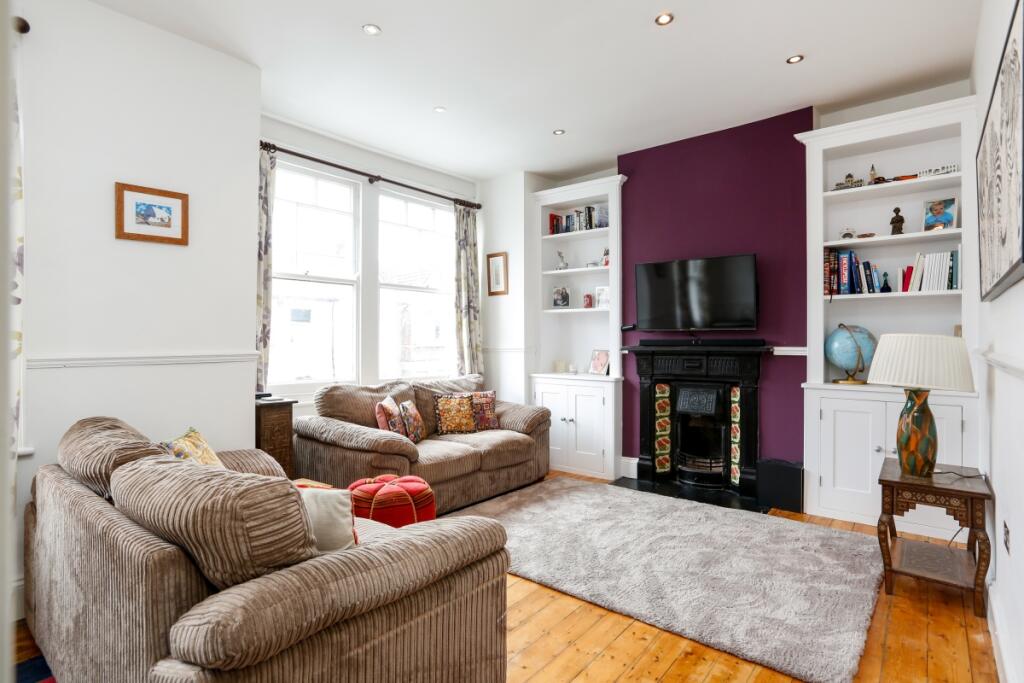 3 bed Annexe for rent in Wandsworth. From Hamptons - Earlsfield & Southfields