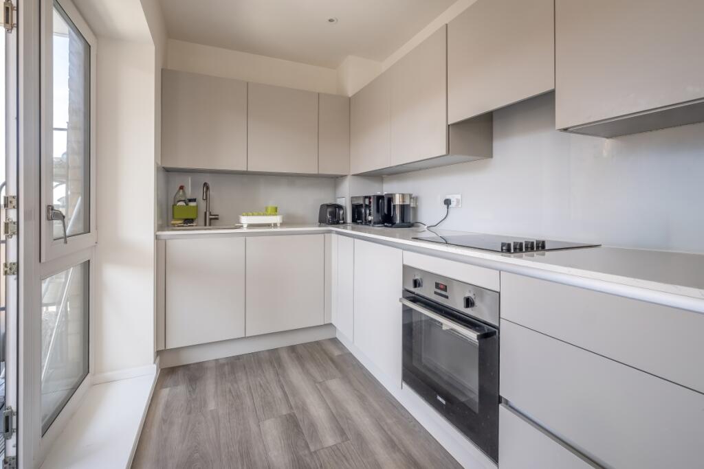 3 bed 1st Floor Flat for rent in Wimbledon. From Hamptons - Earlsfield & Southfields