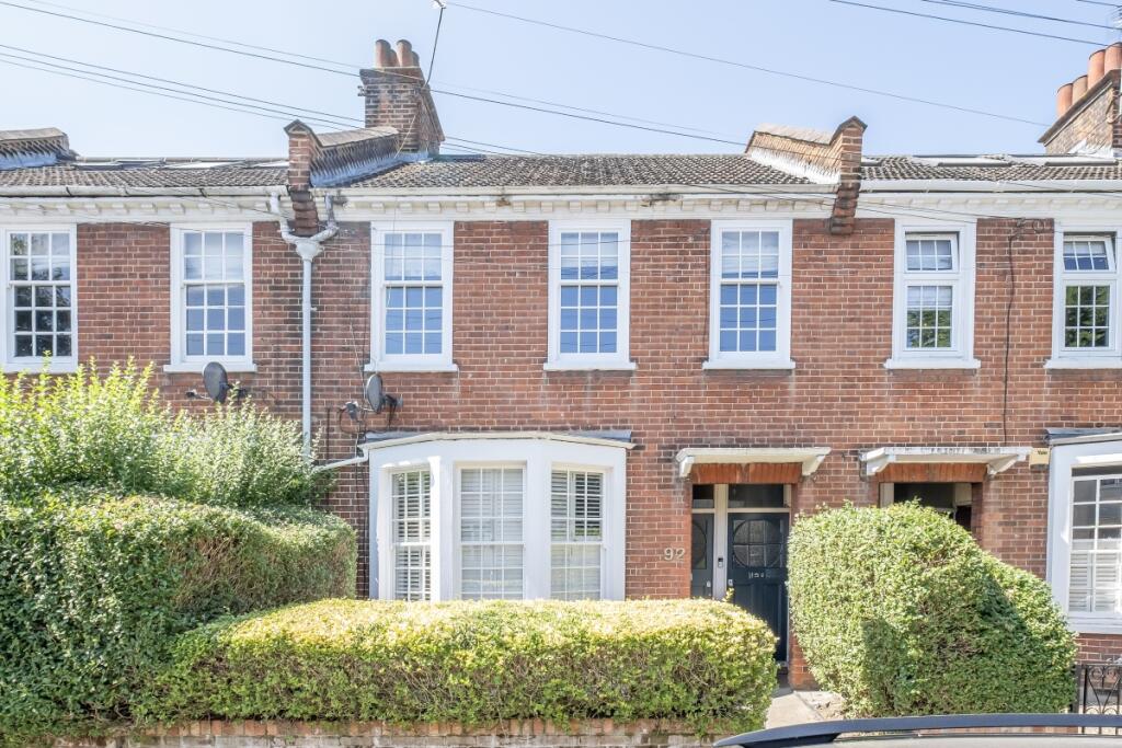 3 bed 1st Floor Flat for rent in Wandsworth. From Hamptons - Earlsfield & Southfields