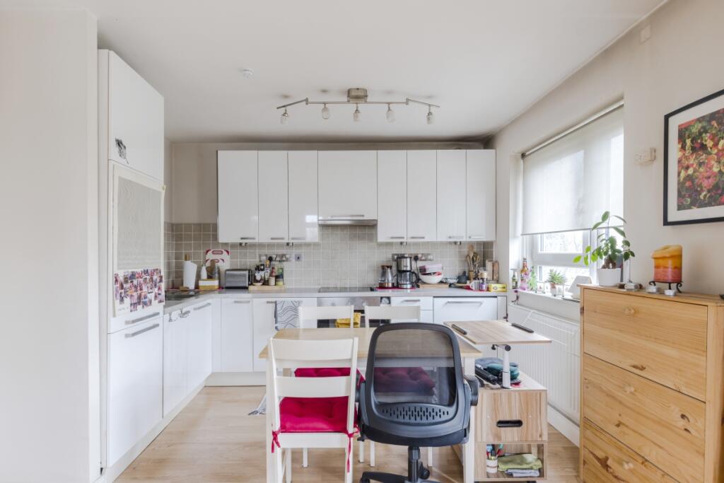 1 bed 1st Floor Flat for rent in Merton. From Hamptons - Earlsfield & Southfields