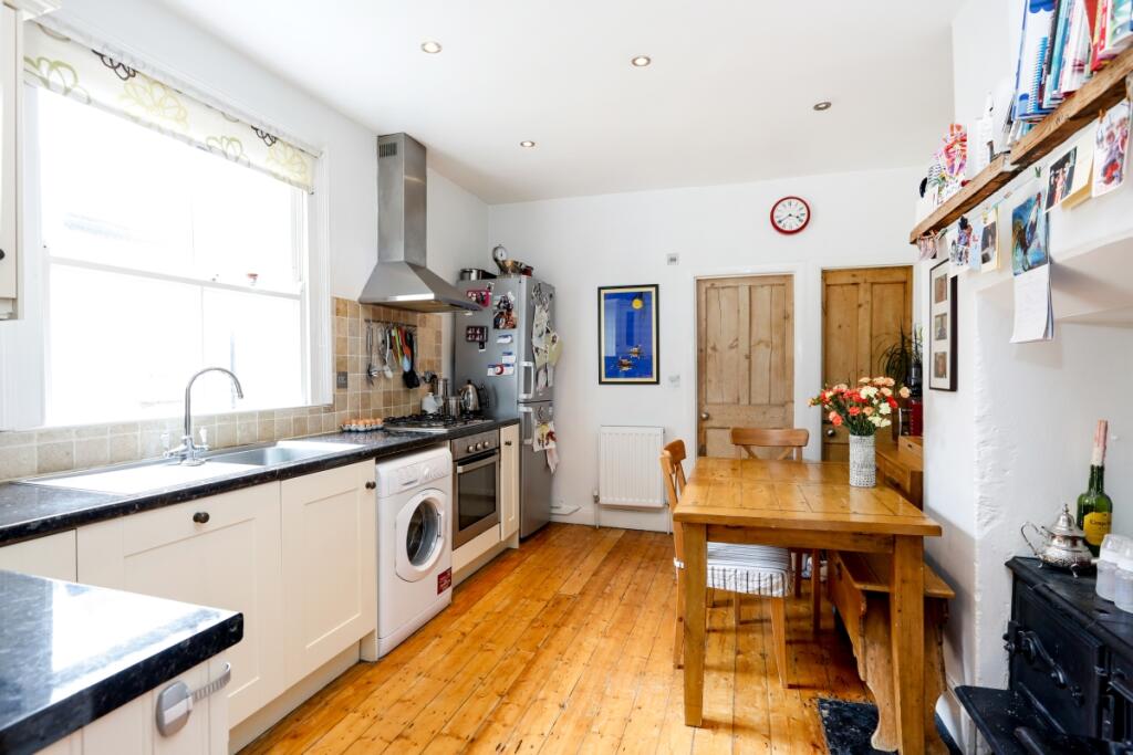 3 bed Annexe for rent in Wandsworth. From Hamptons - Earlsfield & Southfields