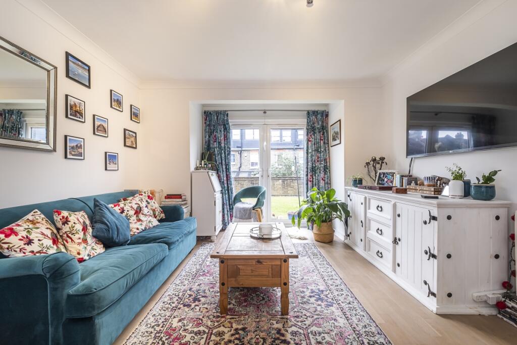 1 bed 1st Floor Flat for rent in Wandsworth. From Hamptons - Earlsfield & Southfields