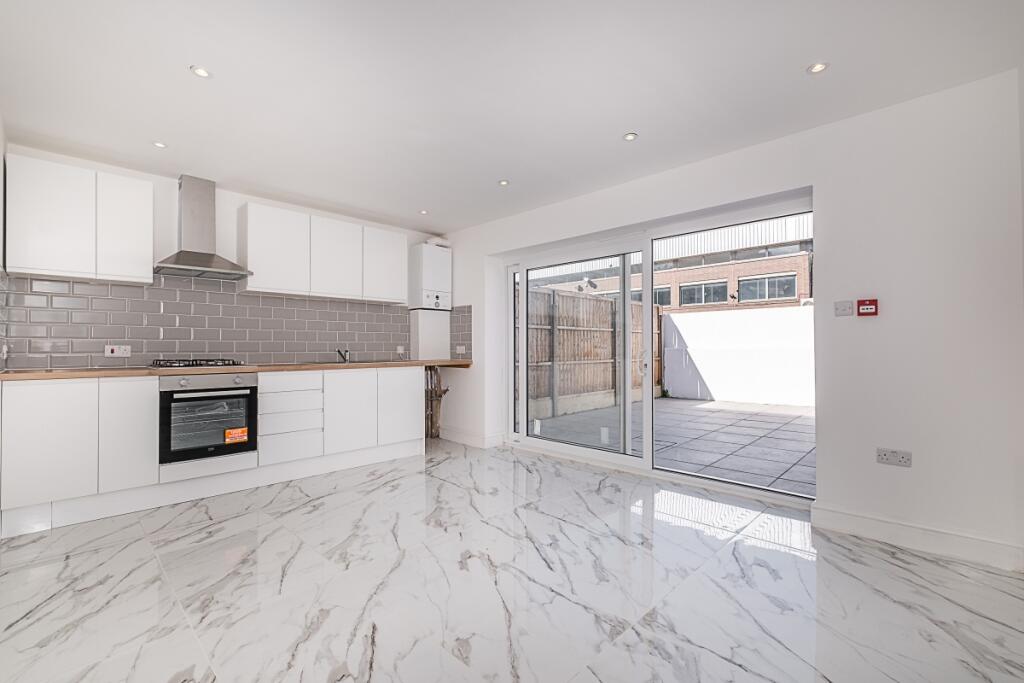 4 bed 1st Floor Flat for rent in Merton. From Hamptons - Earlsfield & Southfields