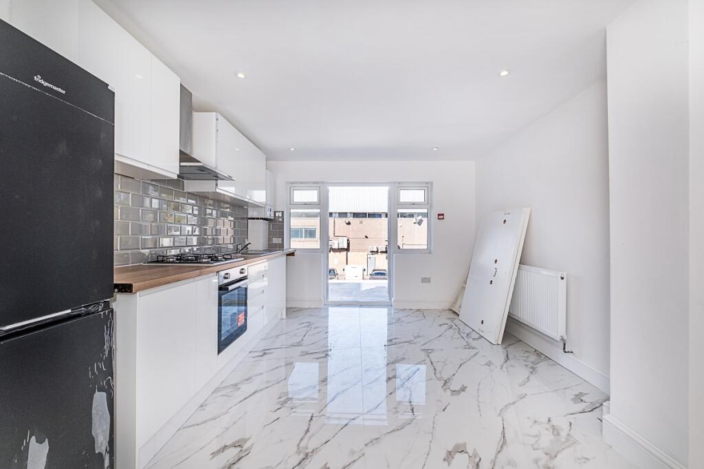 3 bed 1st Floor Flat for rent in Merton. From Hamptons - Earlsfield & Southfields 3 bed 1st Floor Flat for rent in Merton. From Hamptons - Earlsfield & Southfields