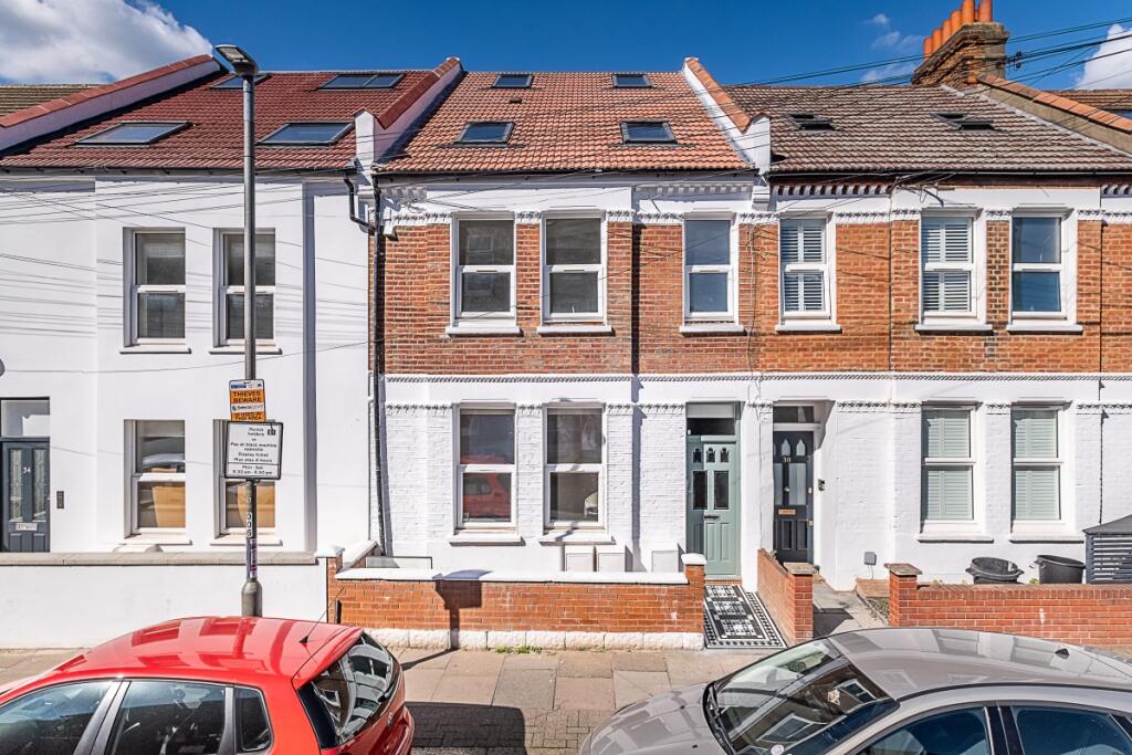 1 bed 1st Floor Flat for rent in Merton. From Hamptons - Earlsfield & Southfields