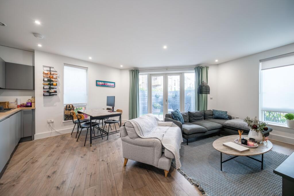 3 bed 1st Floor Flat for rent in Wandsworth. From Hamptons - Earlsfield & Southfields 3 bed 1st Floor Flat for rent in Wandsworth. From Hamptons - Earlsfield & Southfields