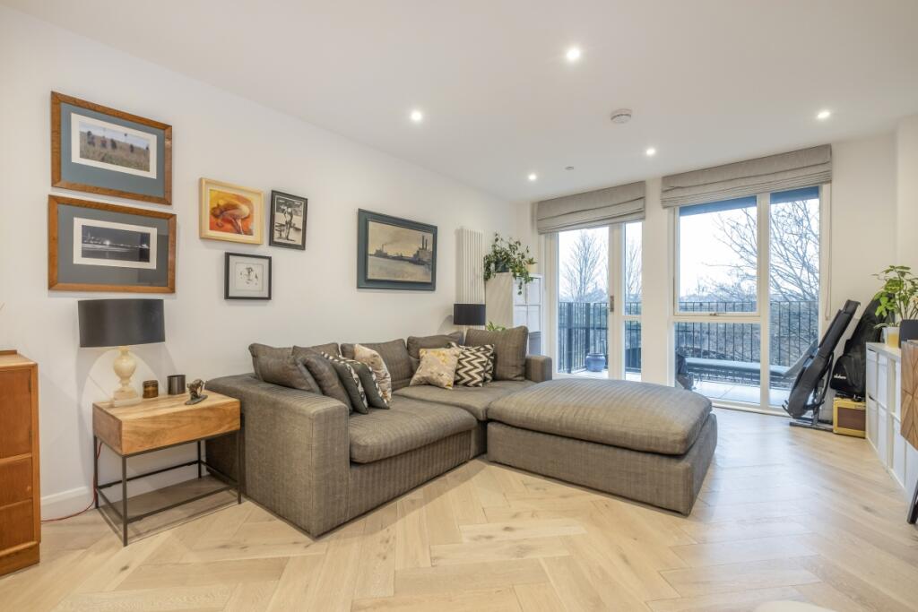 2 bed 1st Floor Flat for rent in Wandsworth. From Hamptons - Earlsfield & Southfields