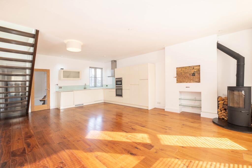 3 bed 1st Floor Flat for rent in Barnes. From Hamptons - East Sheen and Barnes