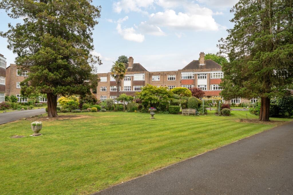 3 bed 1st Floor Flat for rent in Hinchley Wood. From Hamptons - New Homes - Surrey New Homes 3 bed 1st Floor Flat for rent in Hinchley Wood. From Hamptons - New Homes - Surrey New Homes