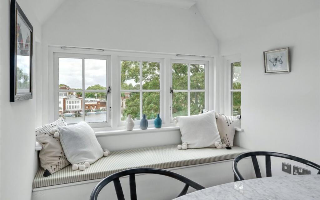 1 bed 1st Floor Flat for rent in East Molesey. From Hamptons - New Homes - Surrey New Homes