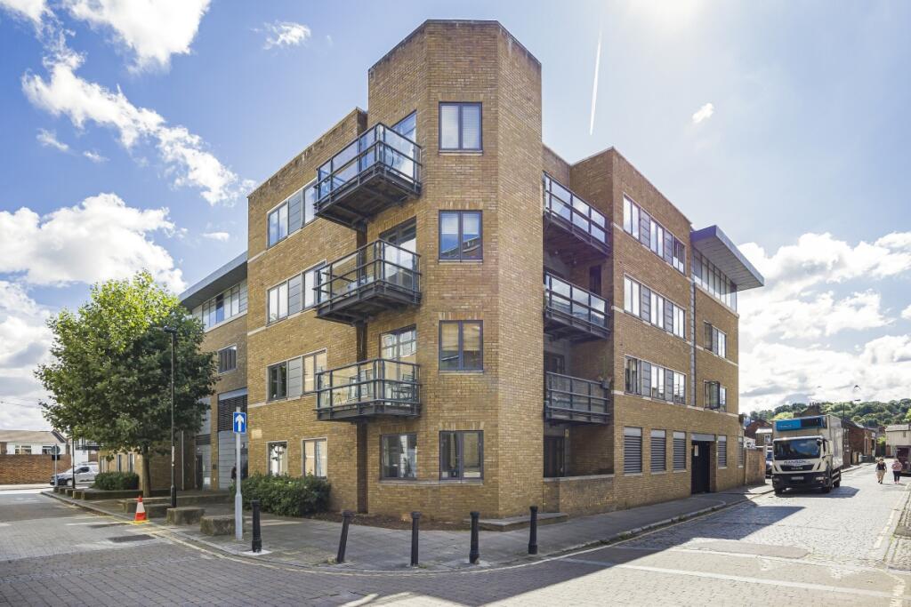 2 bed 1st Floor Flat for rent in Greenwich. From Hamptons - Greenwich