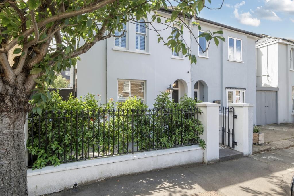 3 bed Semi Detached for rent in Greenwich. From Hamptons - Greenwich