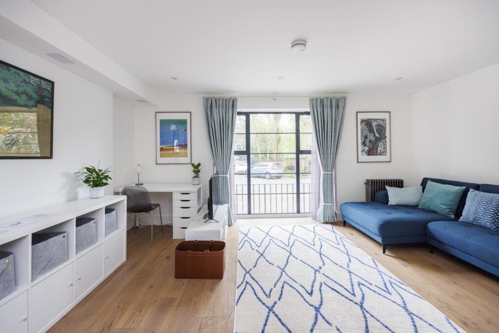 3 bed 1st Floor Flat for rent in Greenwich. From Hamptons - Greenwich