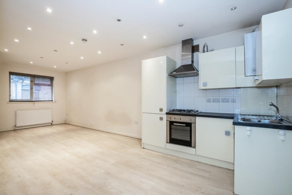 4 bed 1st Floor Flat for rent in Hendon. From Hamptons - Hampstead 4 bed 1st Floor Flat for rent in Hendon. From Hamptons - Hampstead