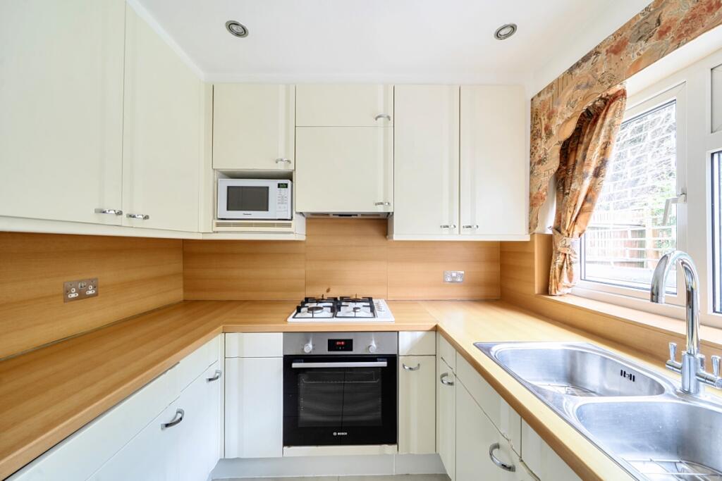 2 bed Cottage for rent in Hendon. From Hamptons - Hampstead