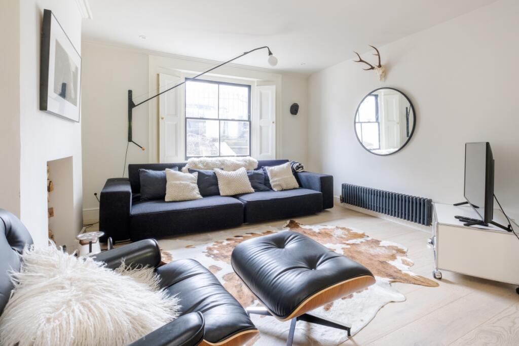 3 bed Mid Terraced House for rent in Islington. From Hamptons - Islington