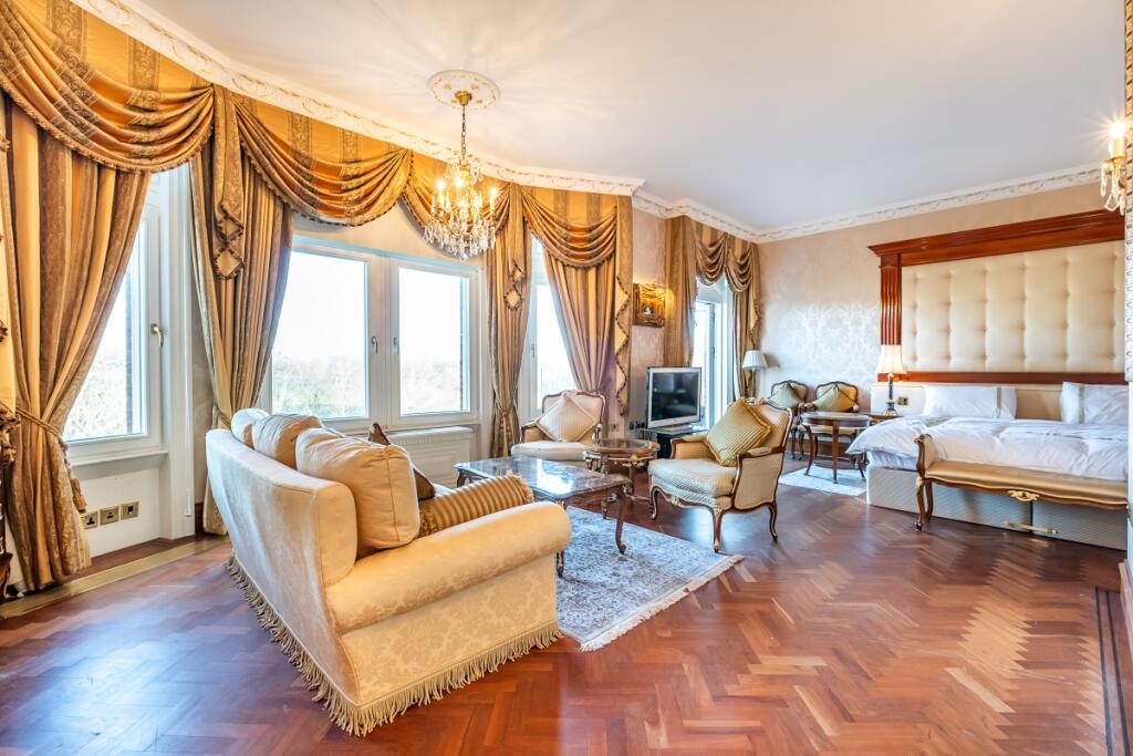5 bed 1st Floor Flat for rent in Kensington. From Hamptons - Kensington