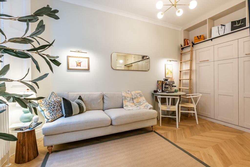 0 bed 1st Floor Flat for rent in Kensington. From Hamptons - Kensington