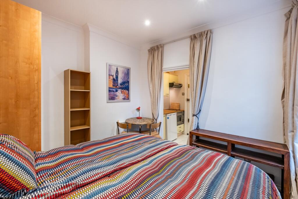 4 bed 1st Floor Flat for rent in Kensington. From Hamptons - Kensington