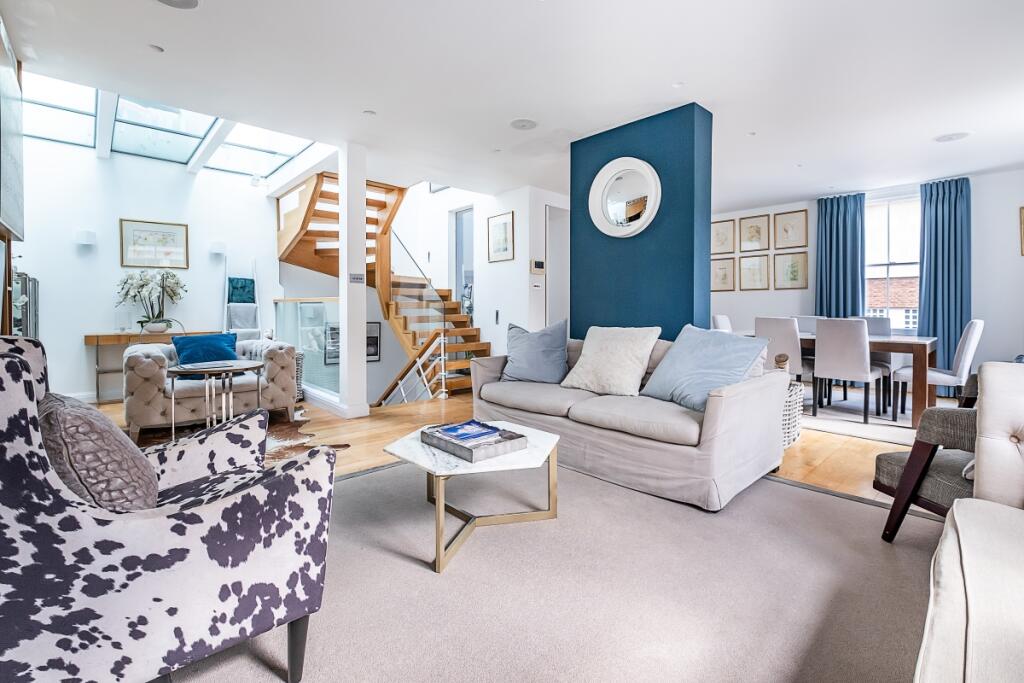 5 bed Mews for rent in Kensington. From Hamptons - Kensington