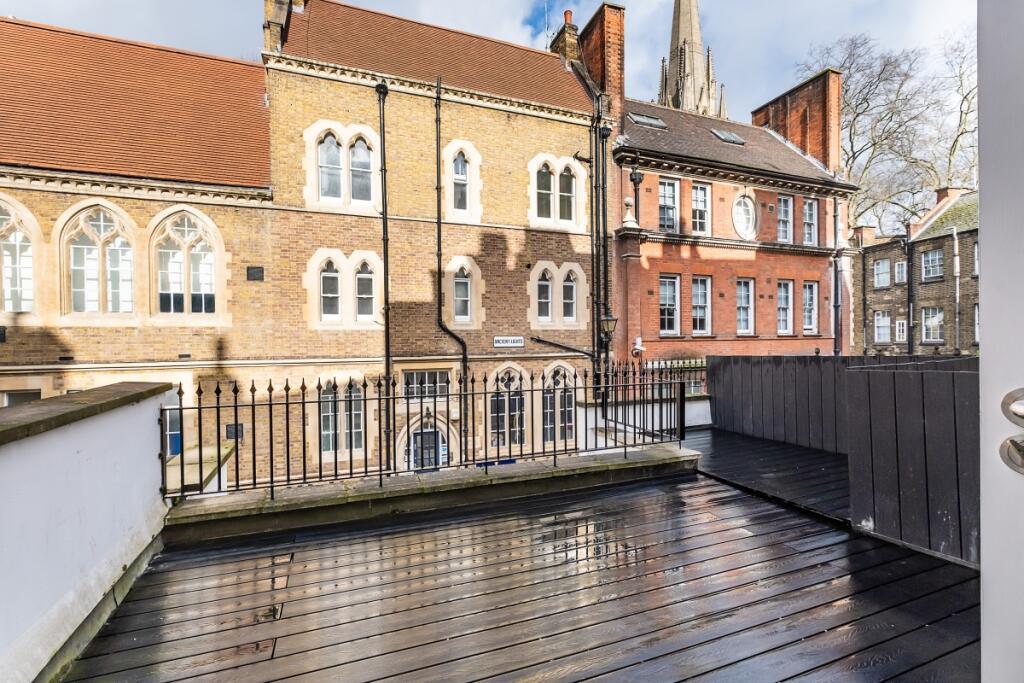 4 bed 1st Floor Flat for rent in Kensington. From Hamptons - Kensington