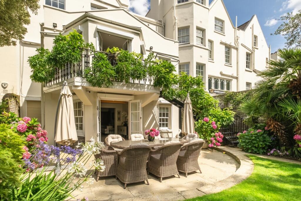 5 bed Detached for rent in Kensington. From Hamptons - Kensington