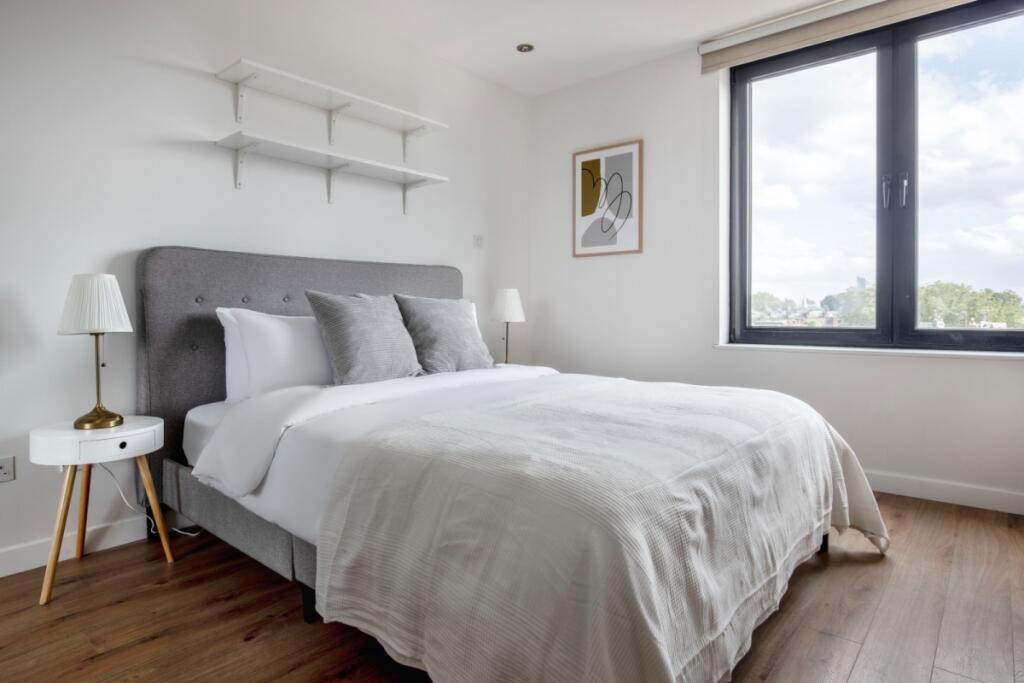 4 bed 1st Floor Flat for rent in Kensington. From Hamptons - Kensington