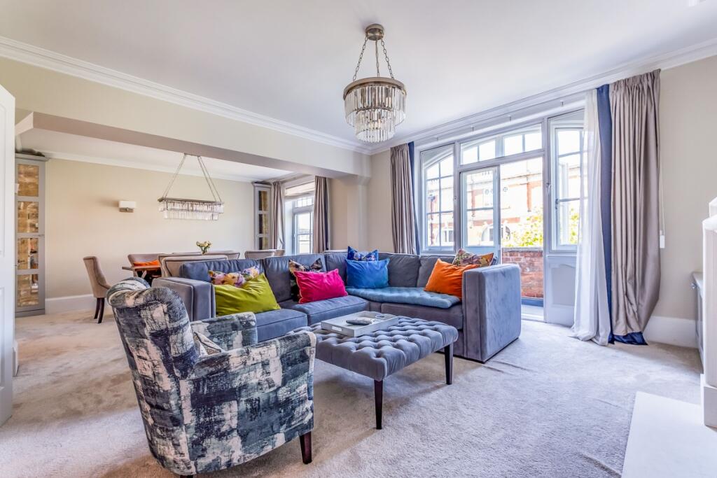 4 bed 1st Floor Flat for rent in Kensington. From Hamptons - Kensington