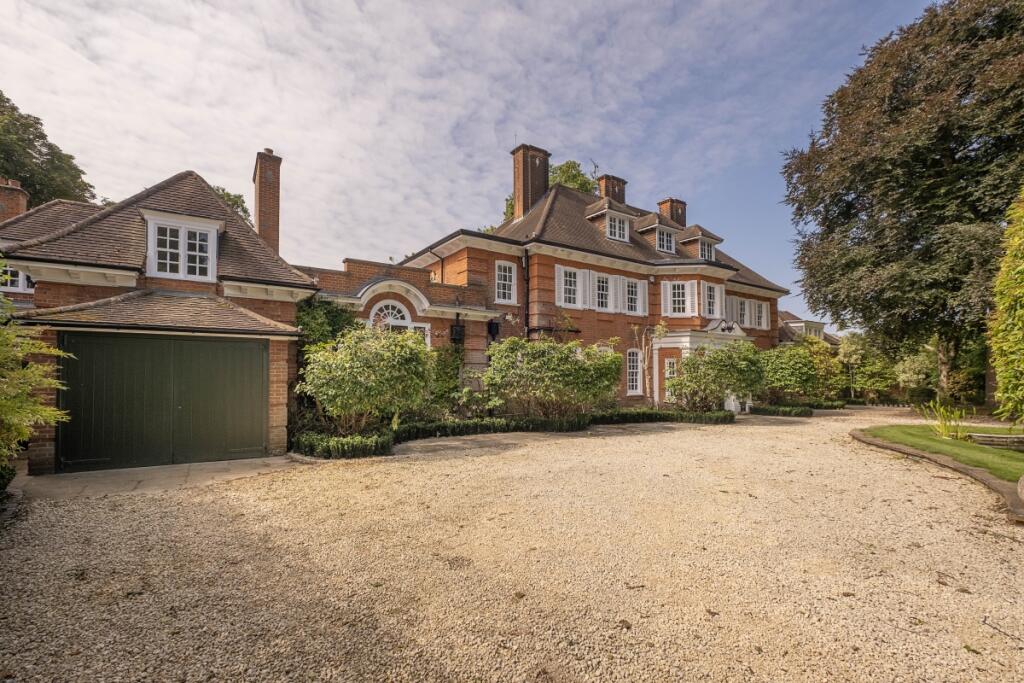 10 bed Detached for rent in Kingston upon Thames. From Hamptons - Kingston