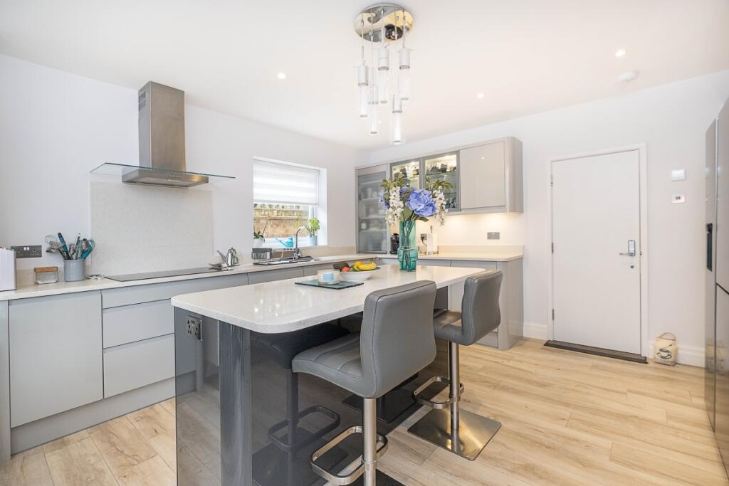 5 bed Detached for rent in Kingston upon Thames. From Hamptons - Kingston 5 bed Detached for rent in Kingston upon Thames. From Hamptons - Kingston