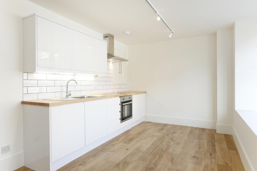 3 bed Apartment for rent in Kingston upon Thames. From Hamptons - Kingston