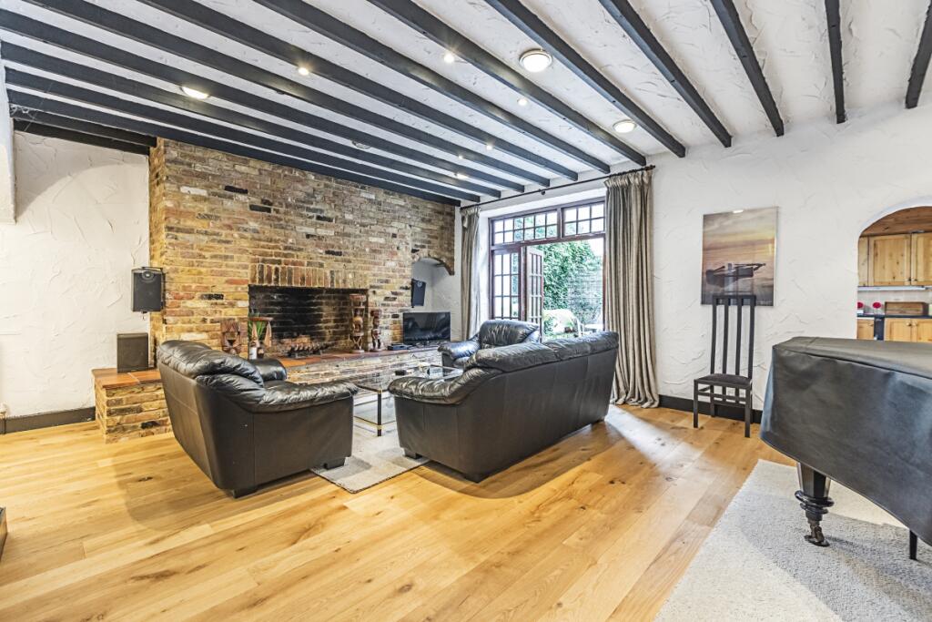 3 bed Apartment for rent in Kensington. From Hamptons International Sales - Kingston