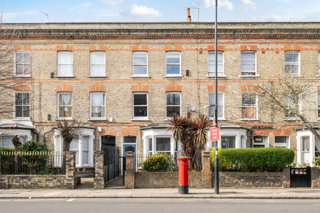 5 bed Mid Terraced House for rent in Hornsey. From Hamptons - Muswell Hill