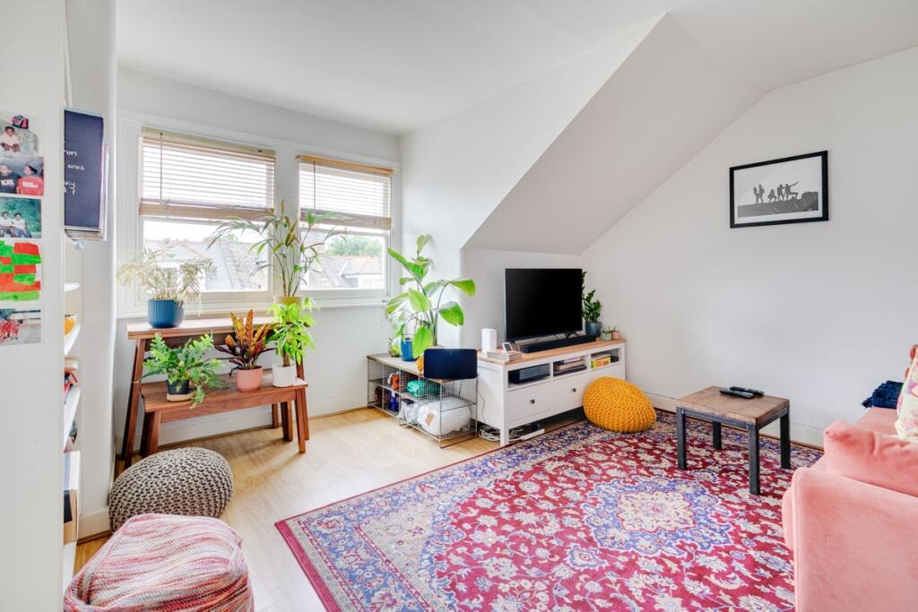 1 bed 1st Floor Flat for rent in Hornsey. From Hamptons - Muswell Hill