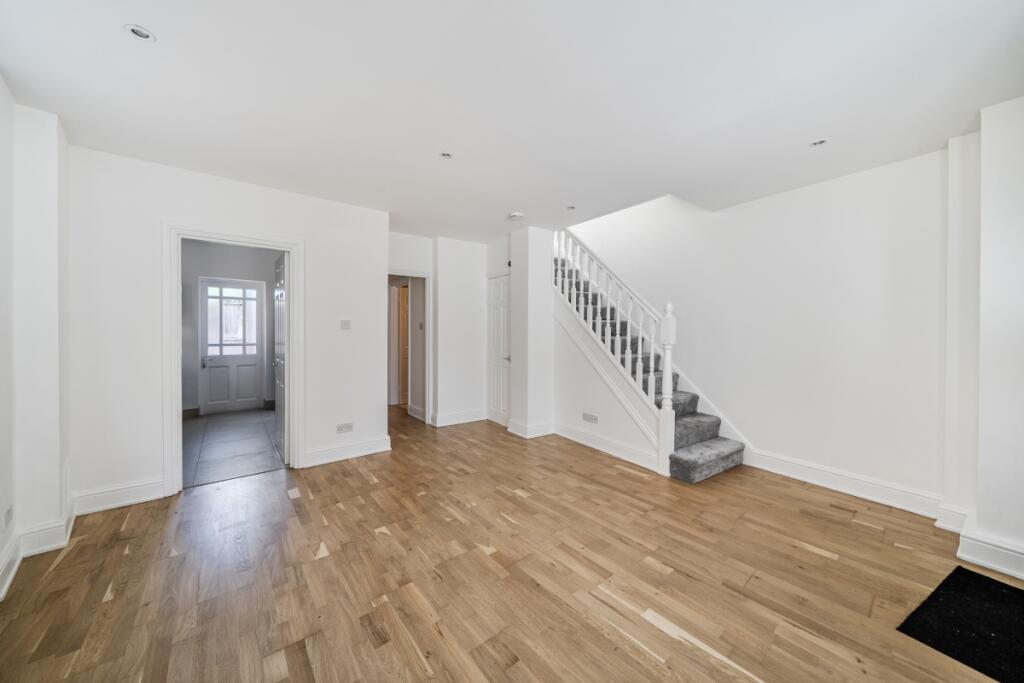 4 bed Mews for rent in Hornsey. From Hamptons - Muswell Hill