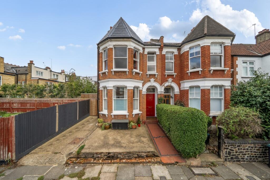3 bed 1st Floor Flat for rent in Friern Barnet. From Hamptons - Muswell Hill