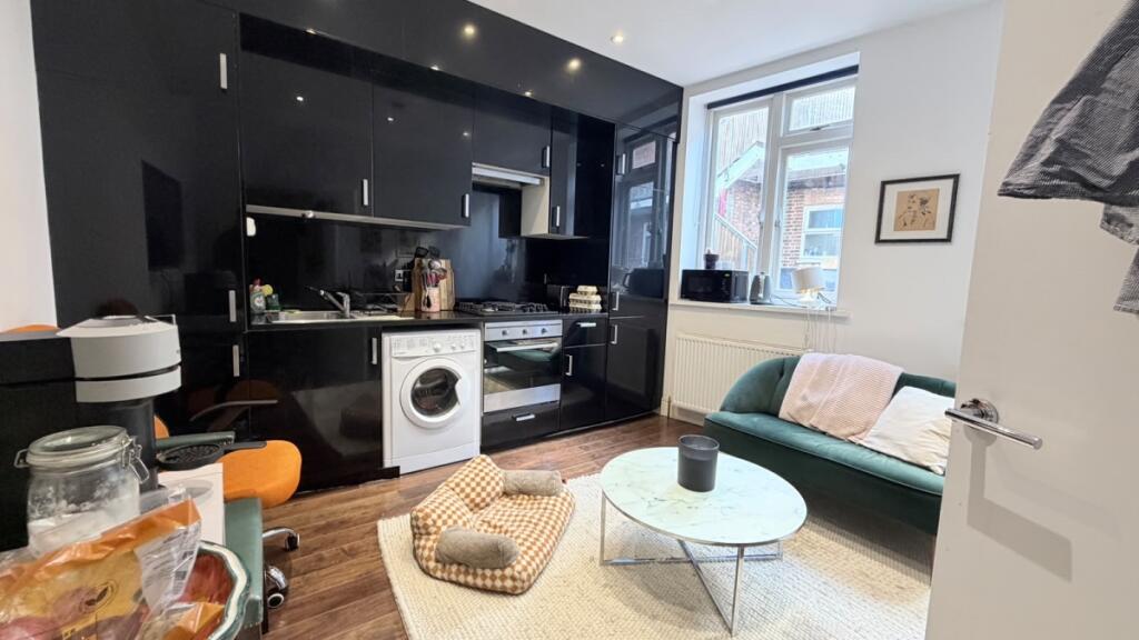 3 bed 1st Floor Flat for rent in Hornsey. From Hamptons - Muswell Hill