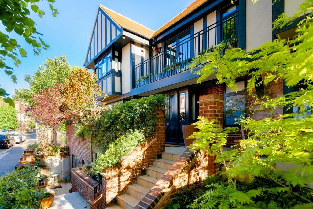 5 bed Detached for rent in Hornsey. From Hamptons - Muswell Hill