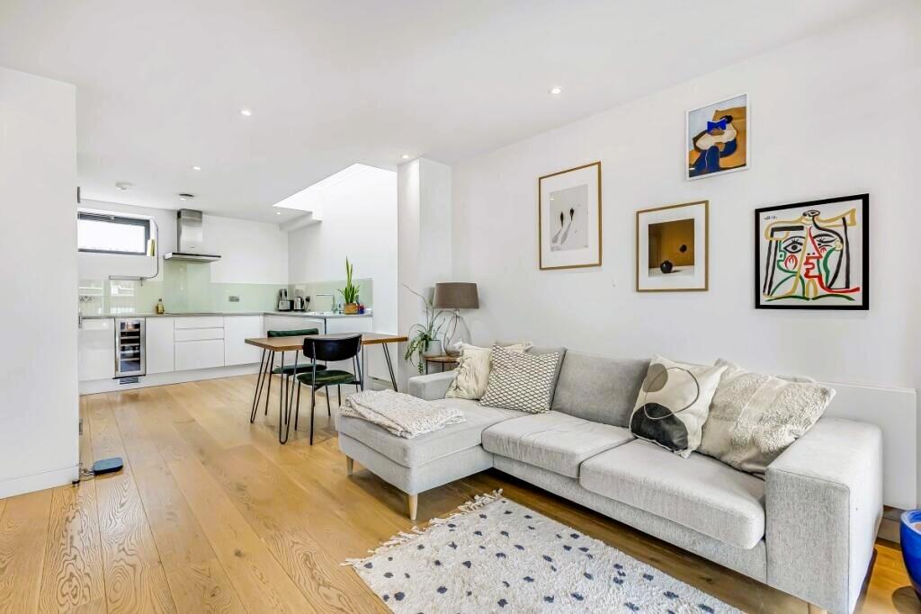 2 bed 1st Floor Flat for rent in Fulham. From Hamptons Sales - Parsons Green & Fulham