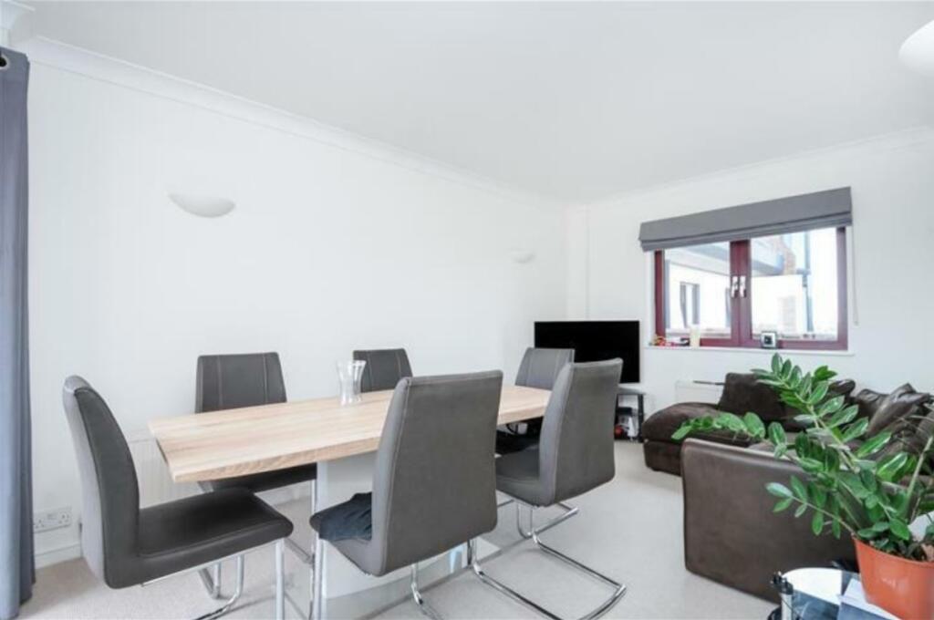 2 bed Apartment for rent in Fulham. From Hamptons Sales - Parsons Green & Fulham